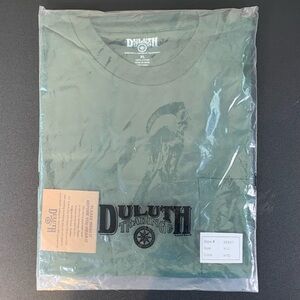 Duluth NWT Hunter Green Men’s Longtail T short sleeve with pocket.